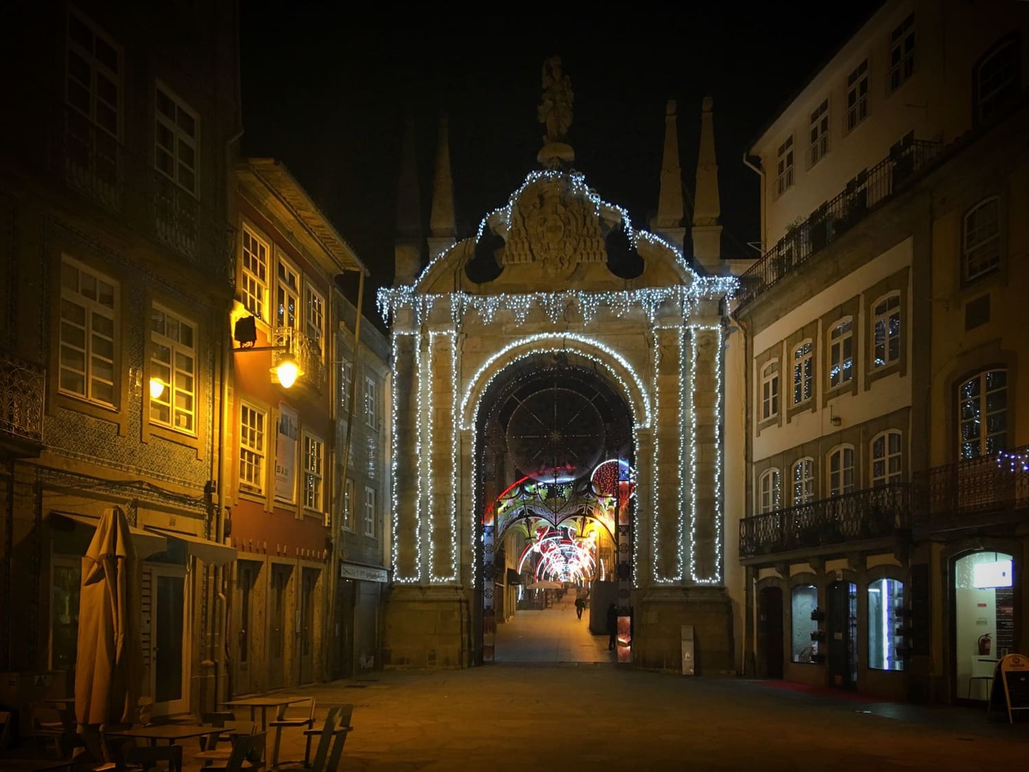 Arco da Porta Nova iluminado à noite, em Braga